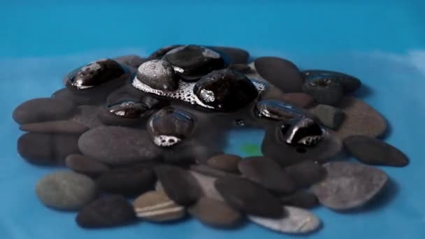 Druppel Schoon Water Het Oppervlak Van Vloeistof Tussen Stenen — Stockvideo
