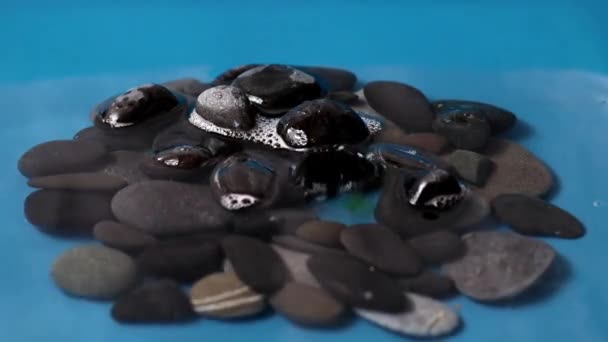 Gota Agua Limpia Superficie Del Líquido Entre Las Piedras — Vídeos de Stock