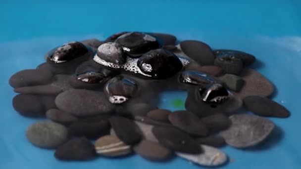 Sıvının Yüzeyindeki Temiz Damlası Taşların Arasında — Stok video