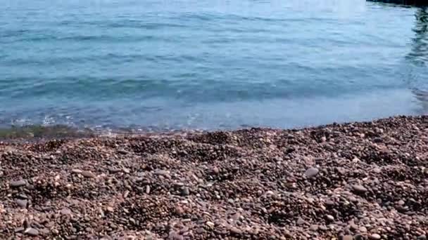 Schone Zee Golven Lopen Het Zandkiezelstrand Als Rustplaats — Stockvideo