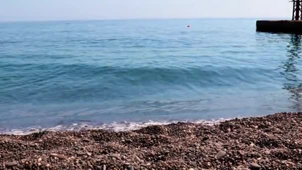Schone Zee Golven Lopen Het Zandkiezelstrand Als Rustplaats — Stockvideo