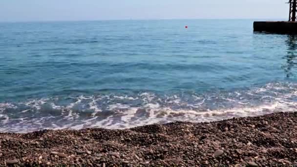 Ondas Mar Limpo Correr Para Praia Seixos Arenosos Como Lugar — Vídeo de Stock