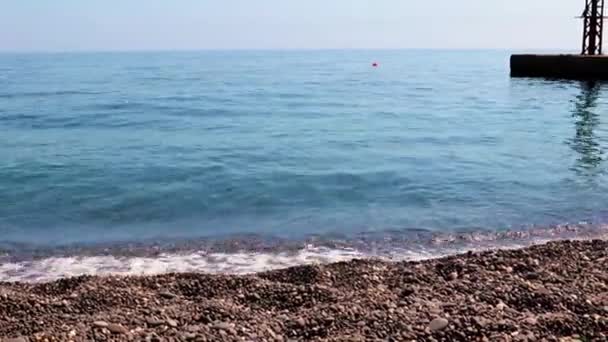 きれいな海の波が砂の小石のビーチに流れ込み — ストック動画