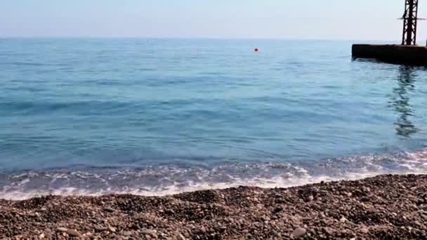 Ondas Mar Limpo Correr Para Praia Seixos Arenosos Como Lugar — Vídeo de Stock