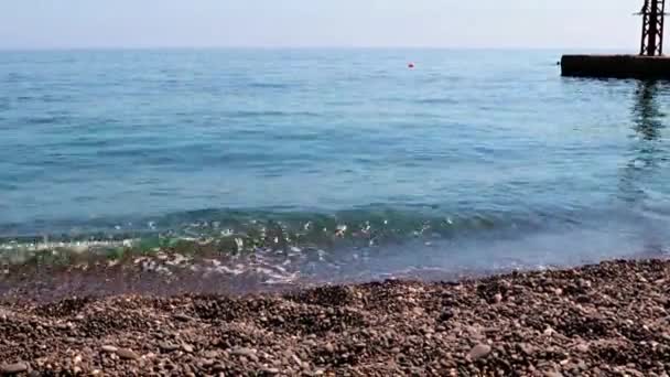 Schone Zee Golven Lopen Het Zandkiezelstrand Als Rustplaats — Stockvideo