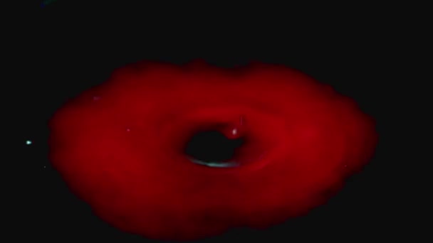 きれいな水の表面への赤い液体の滴の流れ — ストック動画