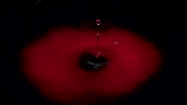 Przepływ Kropli Czerwonego Płynu Powierzchnię Czystej Wody — Wideo stockowe