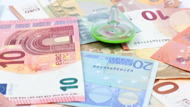 Περιστρεφόμενη Κορυφή Ένα Σωρό Τραπεζογραμματίων Ευρώ Απεικόνιση Του Υπολοίπου Της — Αρχείο Βίντεο