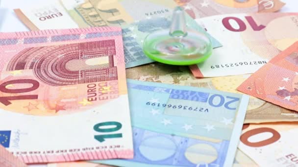 Περιστρεφόμενη Κορυφή Ένα Σωρό Τραπεζογραμματίων Ευρώ Απεικόνιση Του Υπολοίπου Της — Αρχείο Βίντεο