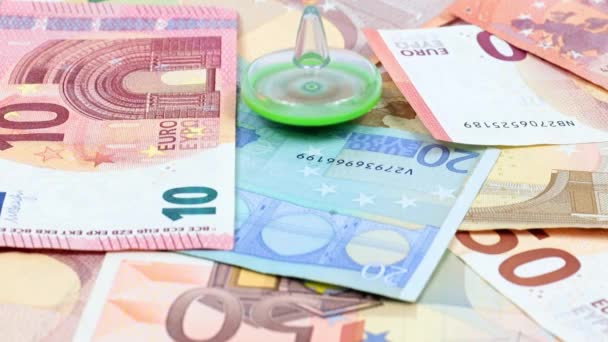 欧州連合の均衡を図示するためにユーロ紙幣の山の上を回転させ — ストック動画