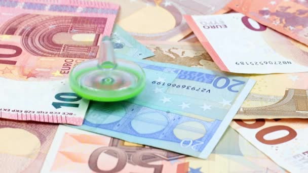 Obracające Się Stosie Banknotów Euro Jako Ilustracja Równowagi Unii Europejskiej — Wideo stockowe
