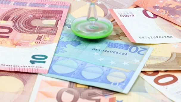 Kreisel Auf Einem Stapel Euro Banknoten Zur Veranschaulichung Des Gleichgewichts — Stockvideo