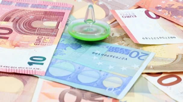 欧州連合の均衡を図示するためにユーロ紙幣の山の上を回転させ — ストック動画