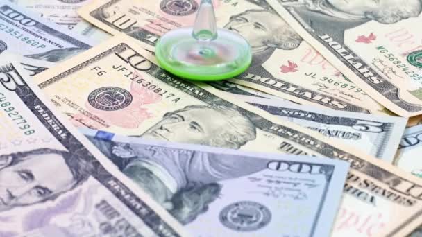 Bir Yığın Kağıt Üzerinde Çocuk Oyuncağı Döndürmek Amerikan Doları — Stok video