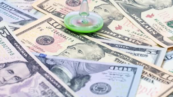 Wirująca Zabawka Dla Dzieci Wirująca Stosie Papierowych Banknotów Amerykańskie Dolary — Wideo stockowe