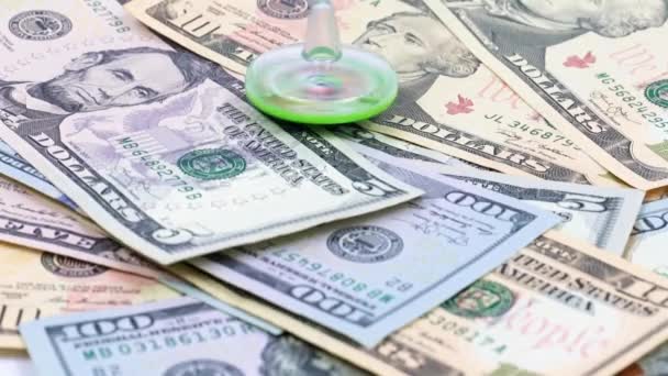 Filatura Giocattolo Bambini Vortice Una Pila Banconote Carta Dollari Americani — Video Stock