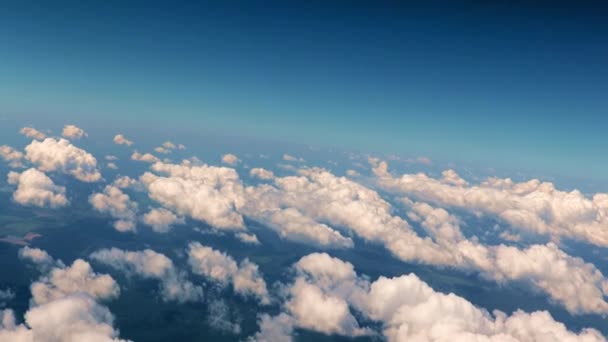 Kilátás Repülőgép Verandájáról Felhők Sűrű Fátylán — Stock videók
