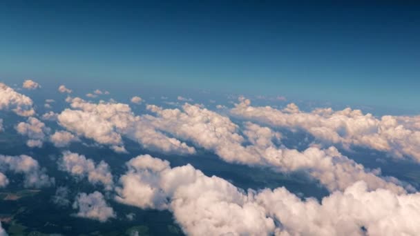 Het Uitzicht Vanuit Patrijspoort Van Het Vliegtuig Een Dichte Wolkensluier — Stockvideo