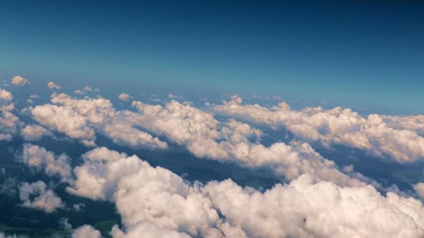 Het Uitzicht Vanuit Patrijspoort Van Het Vliegtuig Een Dichte Wolkensluier — Stockvideo