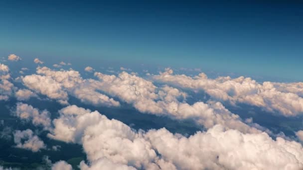 Vista Desde Ojo Buey Del Avión Sobre Denso Velo Nubes — Vídeos de Stock