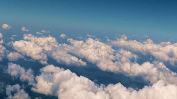 Het Uitzicht Vanuit Patrijspoort Van Het Vliegtuig Een Dichte Wolkensluier — Stockvideo
