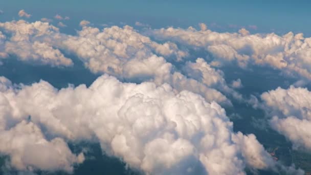 在浓密的云幕上从飞机的舷窗看到的景象 — 图库视频影像
