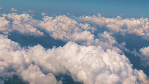 Blick Aus Dem Bullauge Des Flugzeugs Auf Einen Dichten Wolkenschleier — Stockvideo