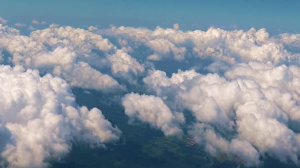 Het Uitzicht Vanuit Patrijspoort Van Het Vliegtuig Een Dichte Wolkensluier — Stockvideo