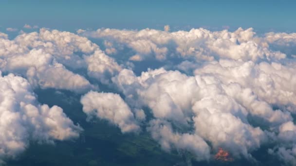 Het Uitzicht Vanuit Patrijspoort Van Het Vliegtuig Een Dichte Wolkensluier — Stockvideo