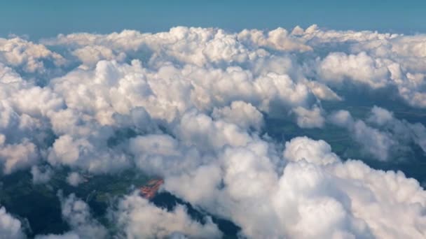 Vista Desde Ojo Buey Del Avión Sobre Denso Velo Nubes — Vídeo de stock