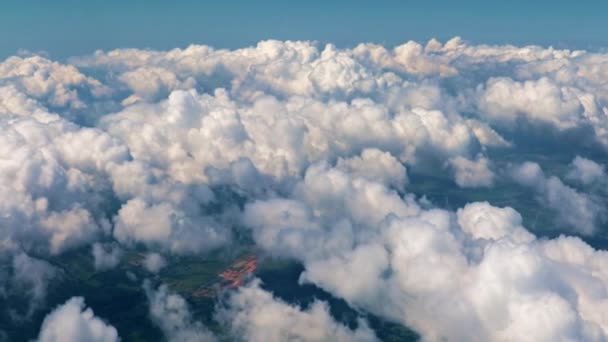 Θέα Από Φινιστρίνι Του Αεροπλάνου Ένα Πυκνό Πέπλο Από Σύννεφα — Αρχείο Βίντεο