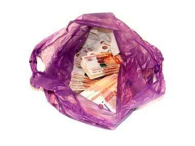 İçinde beş bin ruble banknot olan plastik torba.