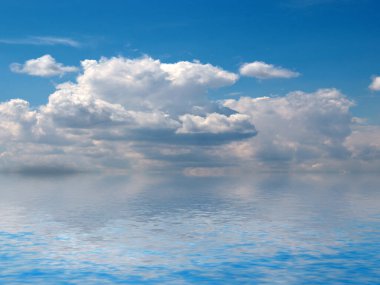 Okyanus yüzeyindeki güneşli gökyüzünün yansıması