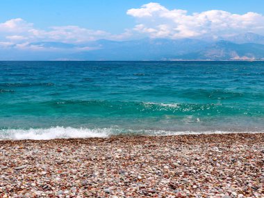 Güzel güneşli bir gökyüzünün altında deniz plajı