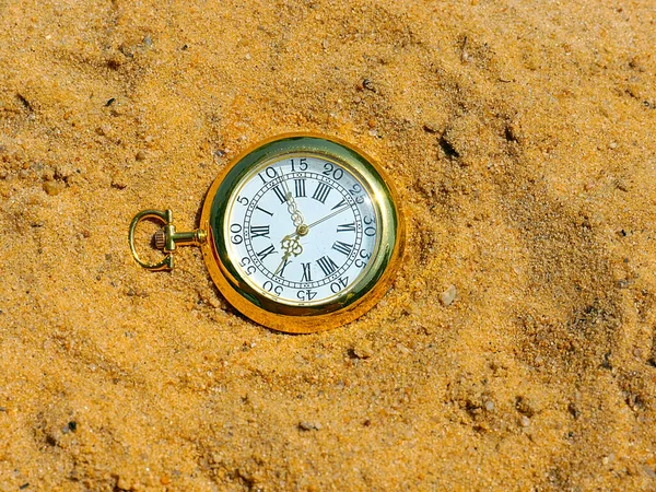 Антикварний Кишеньковий Годинник Золотому Футлярі Лежить Піску Під Час Корабельної — стокове фото