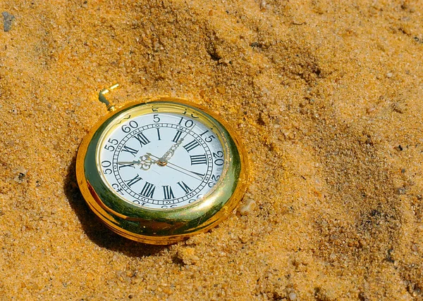Starožitné Kapesní Hodinky Zlatém Pouzdře Leží Písku Během Ztroskotání — Stock fotografie
