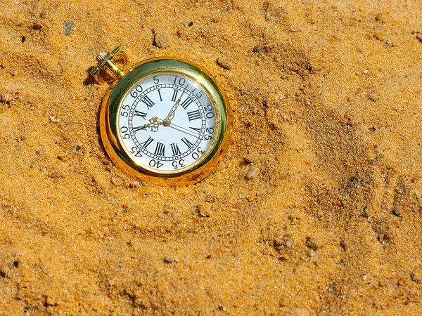 Relógio Bolso Antigo Uma Caixa Ouro Fica Areia Durante Naufrágio — Fotografia de Stock