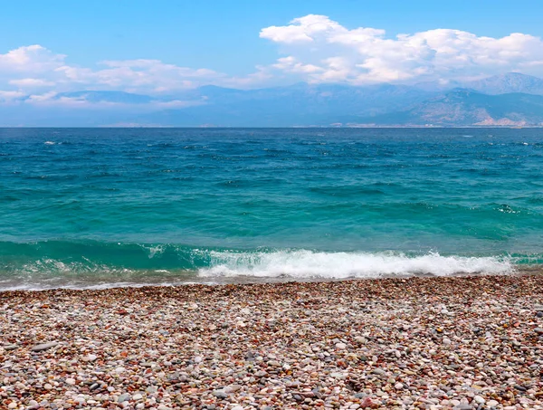 Pantai Kerikil Bawah Langit Cerah Sebagai Tempat Istirahat — Stok Foto