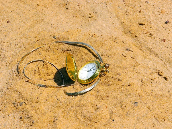 Кишеньковий Годинник Золотому Футлярі Ланцюгом Лежить Сонячному Піску — стокове фото