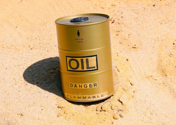 Barril Petróleo Cru Está Areia — Fotografia de Stock