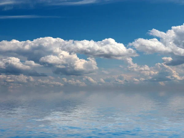 Reflejo Cielo Soleado Nublado Superficie Mar Tranquilo — Foto de Stock