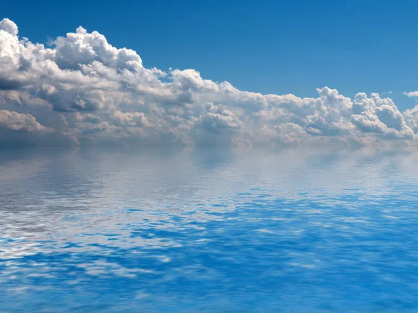 Αντανάκλαση Ενός Ηλιόλουστου Συννεφιασμένου Ουρανού Στην Επιφάνεια Μιας Ήρεμης Θάλασσας — Φωτογραφία Αρχείου