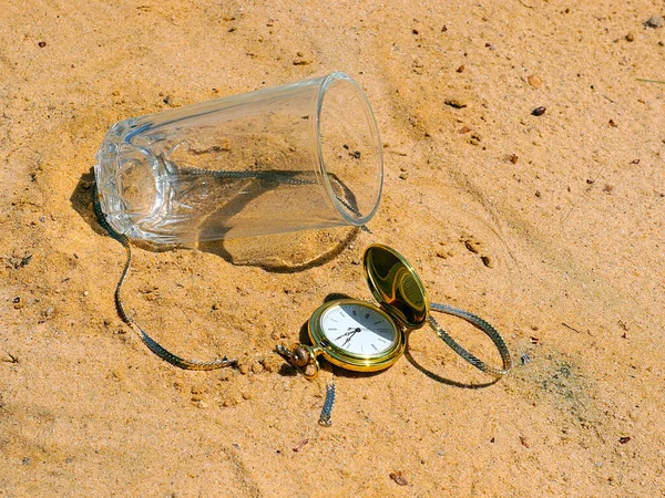 空のガラスビーカーと砂の上に素敵なヴィンテージポケットウォッチ — ストック写真