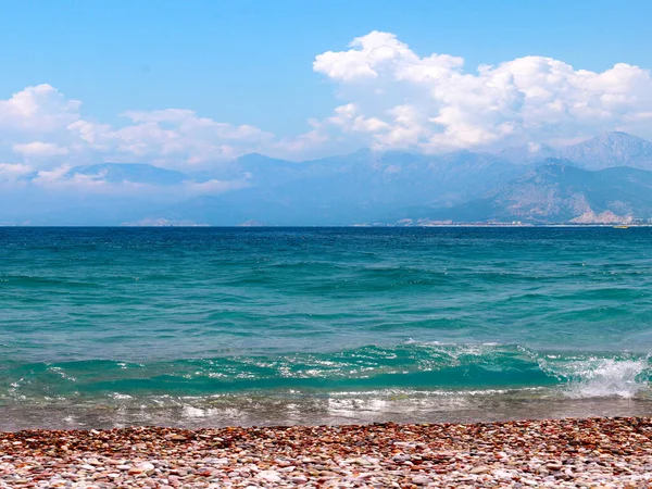 Θάλασσα Παραλία Κάτω Από Ένα Όμορφο Ηλιόλουστο Ουρανό — Φωτογραφία Αρχείου