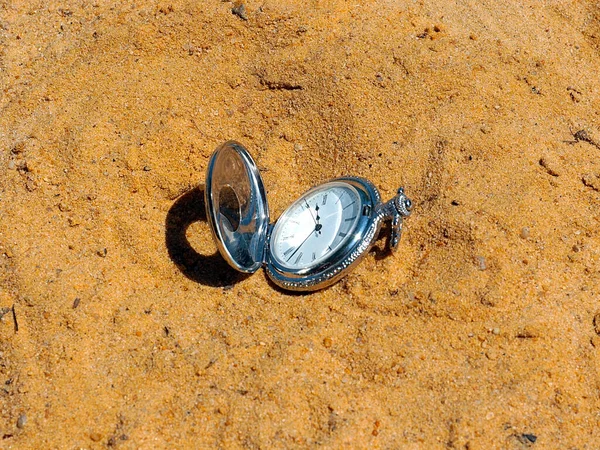 Vintage Orologio Antico Trovano Sulla Sabbia — Foto Stock