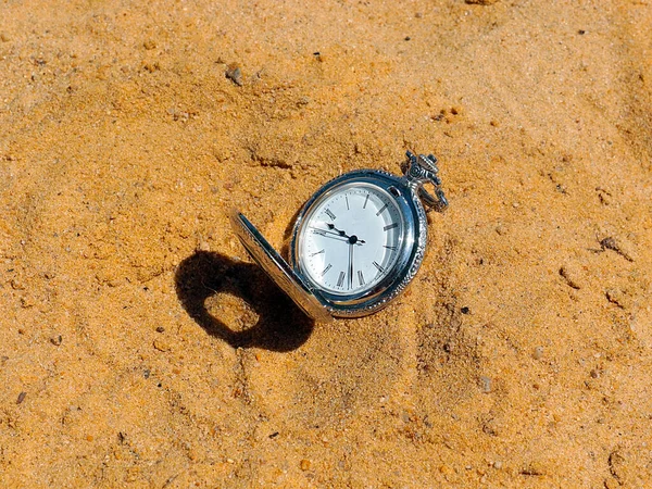 Старовинний Антикварний Годинник Лежить Піску — стокове фото
