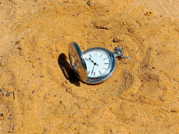 Retro Starožitné Hodiny Leží Písku — Stock fotografie