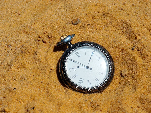 Relógio Bolso Antigo Vintage Encontra Areia Como Símbolo Passagem Tempo — Fotografia de Stock