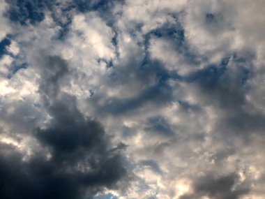 Güzel bulutlu gökyüzü gökyüzünün bir elementi gibi