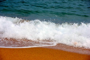 Temiz su dalgası ve kumlu sahil
